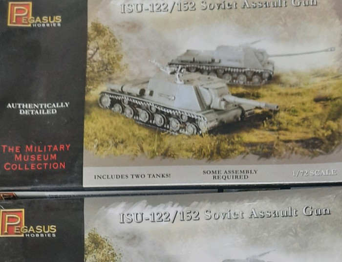 Zwei der vier Packen Pegasus 7670 ISU-122/152 Soviet Assault Gun