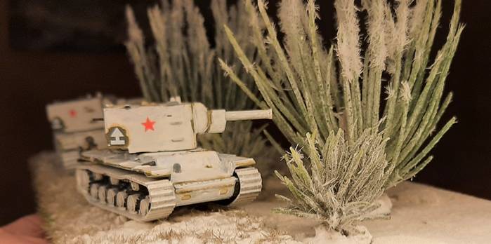 Hinter winterlichem Gebüsch steht er, der Zvezda KV-II Soviet Heavy Tank (6190)