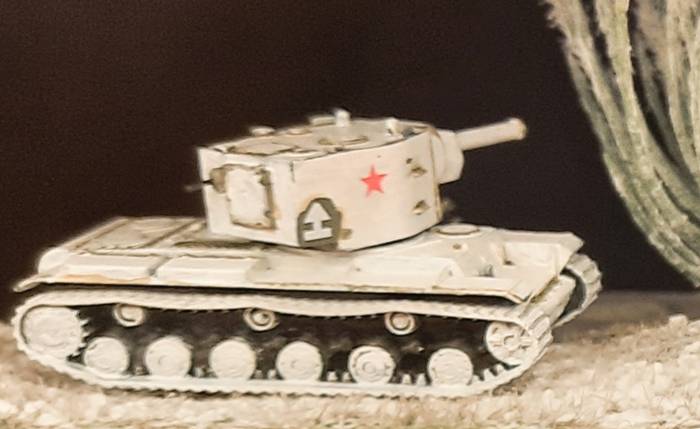 Hinten am Turm des Zvezda KV-II Soviet Heavy Tank (6190) erkennt man das taktische Zeichen einer russischen Einheit. Das Decal stammt von einem Decal-Set von PSC