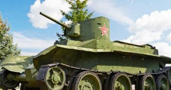 Der BT-2 in 15mm Baugröße und andere Örli-Wor-Tanks (Foto: shutterstock - Sergey Ryzhov)