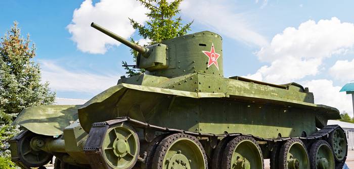 Der BT-2 in 15mm Baugröße und andere Örli-Wor-Tanks (Foto: shutterstock - Sergey Ryzhov)