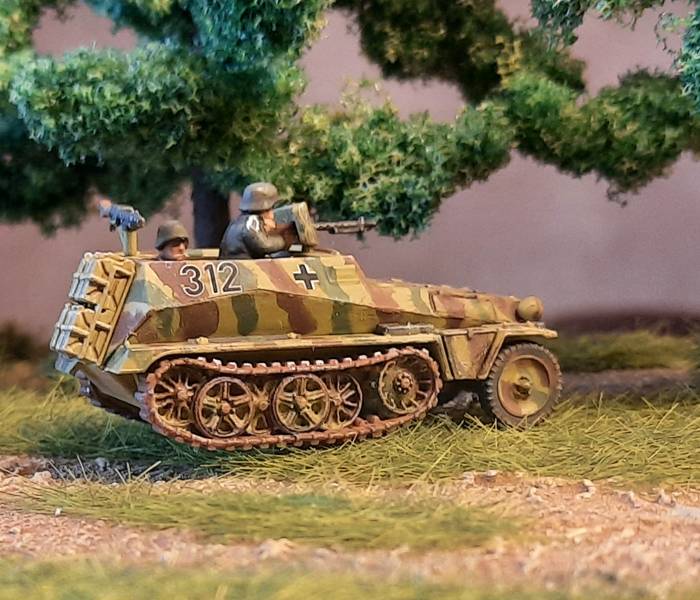 Zwei Schützenpanzerwagen mit 8cm Granatwerfern wollen an, um in das Gefecht einzugreifen.