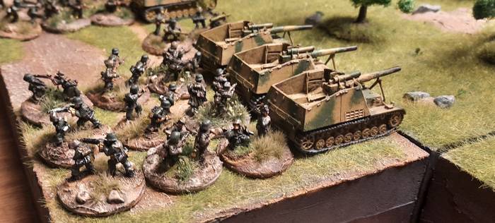 Der deutsche Spieler teilt seine Truppen in zwei Stoßkeile. Diese umgehen das Waldhindernis in der Mitte des Bereitstellungsraums.