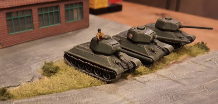 Die drei T-34 des selbständigen Panzerregiments