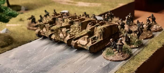 Die Kampfgruppe am linken Flügel wird entlang der Rollbahn vorgehen. Beide Kampfgruppen sind identisch zusammengesetzt: 3x Hummel und 1 Platoon mit Platoon Commander, 5x SMG Foot Group, 3x LMG Foot Group.