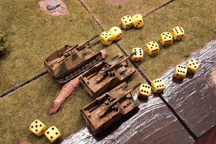 Die 6. Batterie der II./Panzer-Artillerie-Regiment 103 legt los: die drei Hummeln geben "Alles"! Es wurden für alle drei einheitlich "5+4=9" APs erwürfelt. Das genügt für zwei Schüsse mit der Hauptwaffe und einen Bewegungspunkt.
