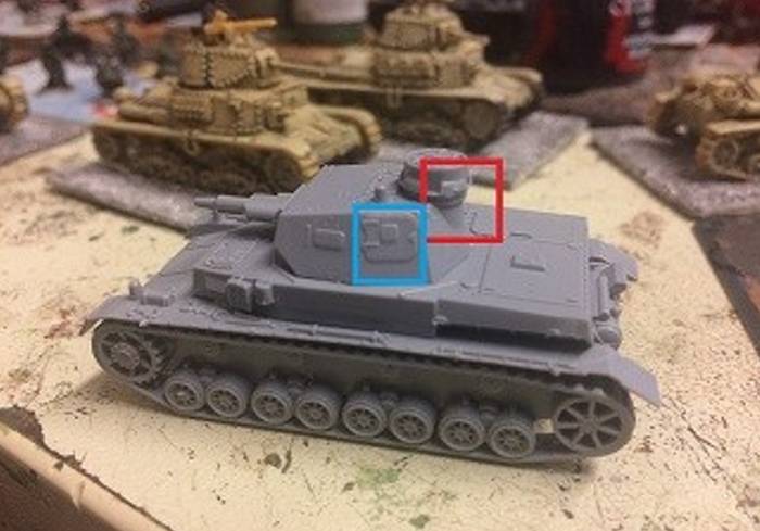 Wie soll hier die Rommelkiste vom Titelbild der Schachtel an den Turm des Zvezda 6151: Panzerkampfwagen IV Ausf. D gedübelt werden können? Nochmals Asche über das Haupt der Marketingverantwortlichen bei Zvezda!
