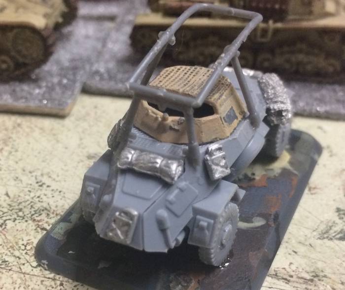 Das Sd.Kfz. 223 Fu wird ordentlich mit Gerödel versehen. (Foto: XENA)