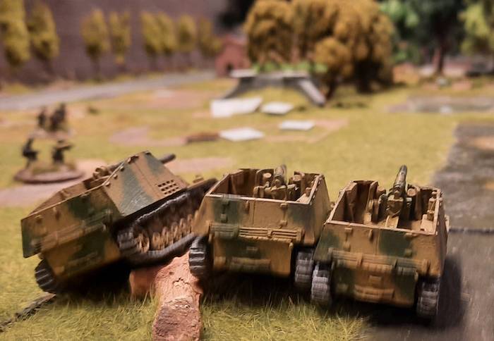 Auf der rechten Flanke des deutschen Angriffs gehen den Hummeln die Ziele aus. Die erste Verteidigungslinie ist genommen. In Sichtweite sind lediglich der Bunker und die Stellung der Maxim-MG am Sümpfchen. Ein Einschwenken auf eine Route am Wald vorbei wird angesagt sein.