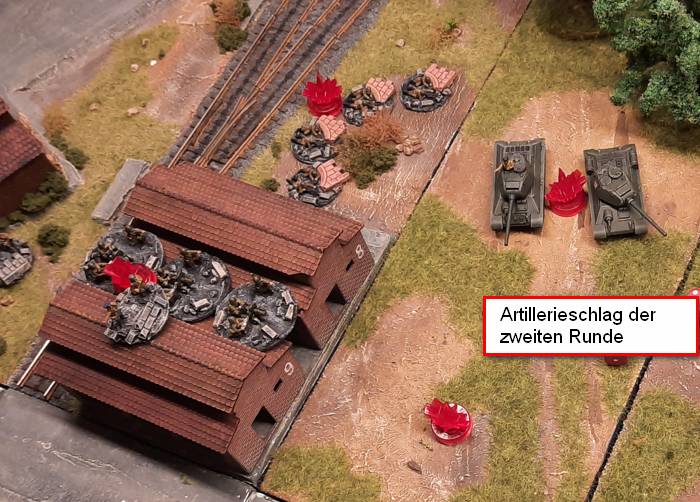 Der zweite Artillerieschlag des deutschen Spielers will gut platziert sein. Man entscheidet sich für ein 2x2 messendes Geviert als Zielgebiet. Die beiden T-34 und die Support-Foot Groups mit HMG und LMG der 70. Garde-Schützendivision sind belegt. 