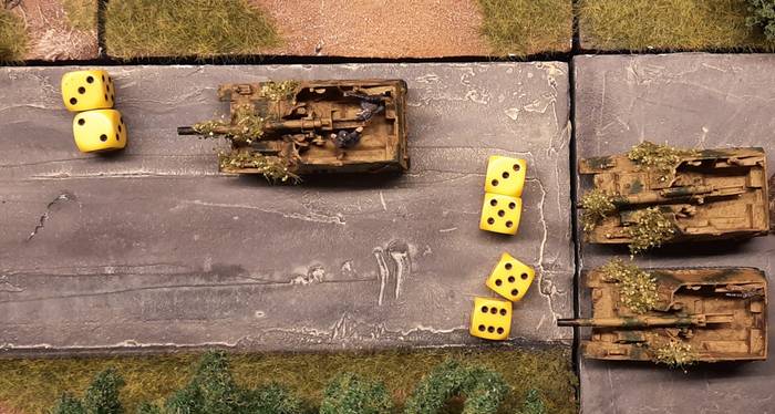 Am linken Flügel setzt sich die andere Hälfte der 6. Batterie der II./Panzer-Artillerie-Regiment 103 in Bewegung. Man erwürfelt individuelle APs für jede Panzerhaubitze Hummel.
