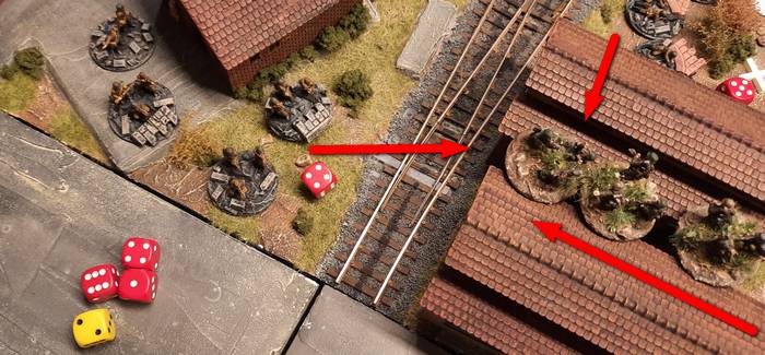 Dann stürmen die Grenadiere des Panzergrenadier-Regiment 33 die Werkhallen, aus denen gerade eben die Russen HMGs herausgeschossen wurden. Doch sofort setzt "Opportunity Fire" aus den beiden benachbarten Squares ein. Ein Treffer wird mit einer "2" gesaved.