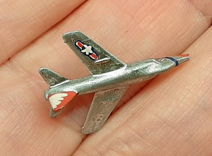 Eine moderne F-100 Super Sabre (fragt mich nicht, woher ich die habe) mit dem Anstrich "Thunderbirds Scheme" der amerikanischen Kunstflugstaffel der USAF, der "Thunderbirds". Maßstab: 1:720.