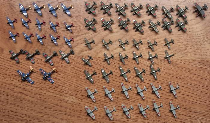 Hasegawa hatte damals ein 1:700 "Japanese Marine Aircraft Set", das ich mir besorgte. Daraus entnahm ich diese Flugzeuge.