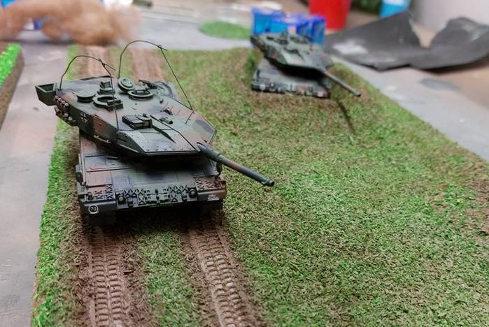 Die beiden Leopard Kampfpanzer des Dioramas. Die Kettenspuren wurden von Hand mit Panzerketten (des Modells) in den sich verfestigenden Untergrund gedrückt. (Foto: Josef)