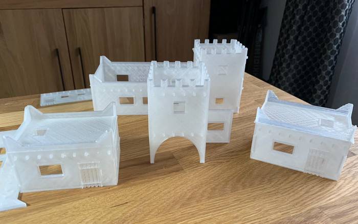 Mit dem 3D-FIlament-Drucker schnell produziert: die Gebäude für das Wüsten-Szenario in Nordafrika. (Foto: Panzerschmied)