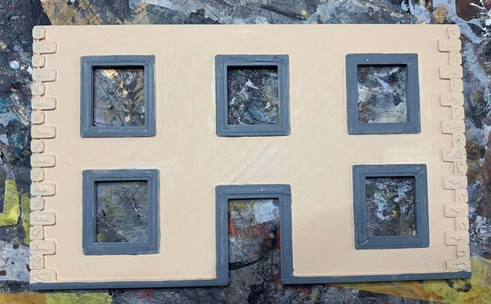 Fensterrahmen mit dunklem Grau (Blaugrau) bemalen. (Foto: Panzerschmied)