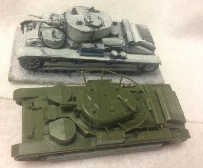 Direkt gegenübergestellt: in weiß der der Battlefront T-28 (Flames of War) und noch in grün der Zvezda 6247 T-28 Soviet heavy tank (Foto: XENA)
