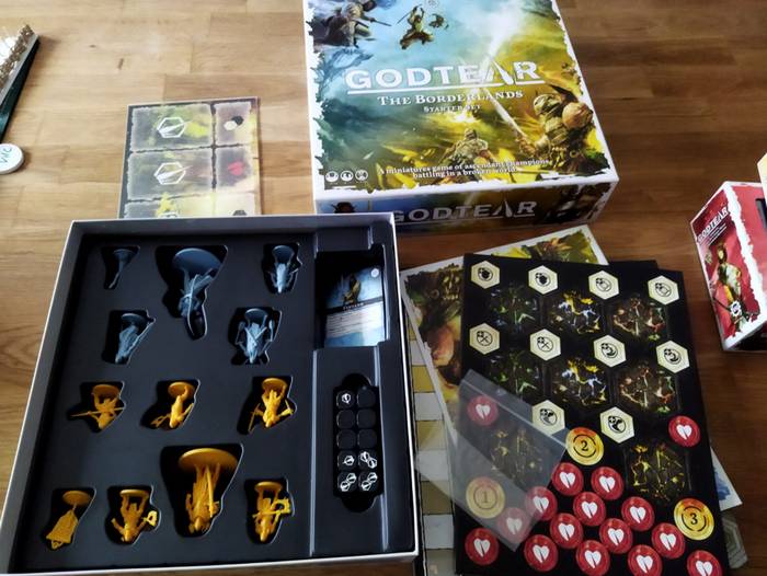 Godtear the borderland ist ein Brettspiel mit reichhaltiger und schöner Ausstattung. Da würde man am liebsten gerne zuschlagen.