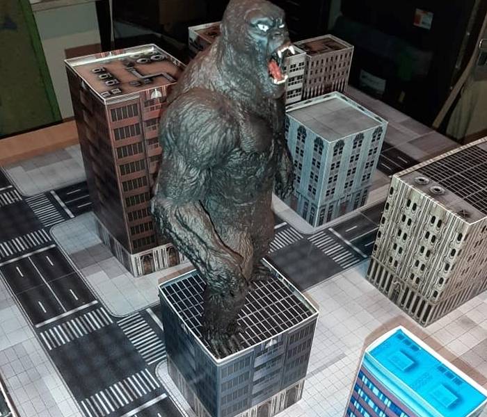 "Kong" hat sich entschlossen, das Panorama zu genießen. Er darf das, denn er kann auf dem relativ kleinen Areal des Daches Platz finden. Die etwas ausladenderen Monster dürften dies nicht. (Foto: Udo Zipelius)
