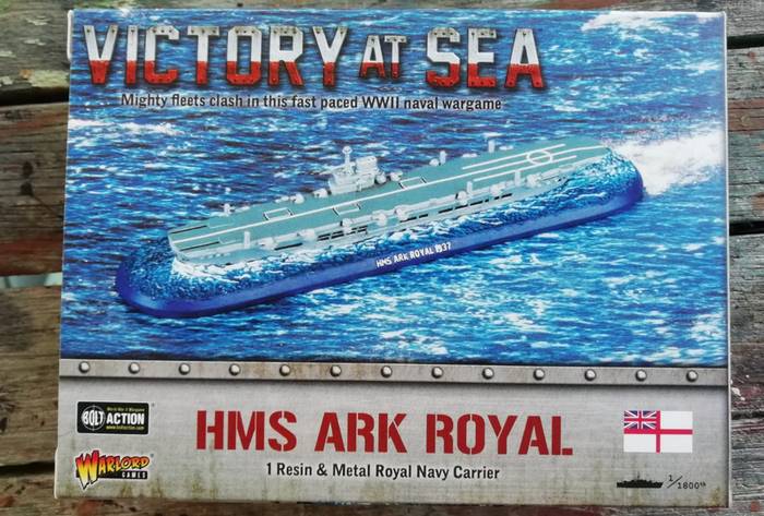 Die "HMS Arc Royal" von Victory at Sea. Ein Modell des britischen Flugzeugträgers im Maßstab 1:1800.