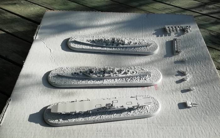 Traut vereint auf der Spessartwerft: HMS Hood, HMS Arc Royal und Bismarck nach dem Grundieren mit weißer Farbe.