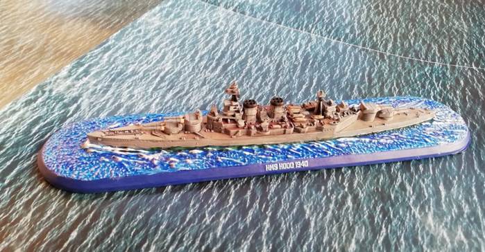 Die HMS Hood von Victory at Sea auf Doncolors Battlemat for naval warfare.