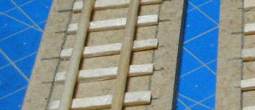 Schienen aus Holz als diagonaler Teiler für das Frostgrave-Spielfeld. (Foto: Honischer)