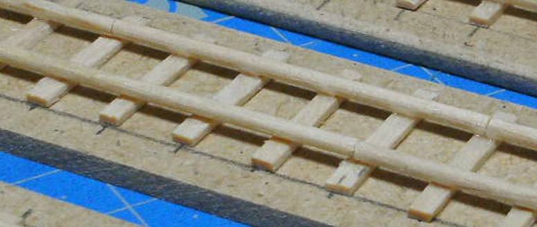 Schienen aus Holz als diagonaler Teiler für das Frostgrave-Spielfeld. (Foto: Honischer)