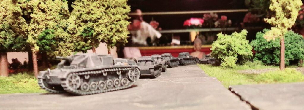 Hinter diesem StuG III der Sturmgeschütz-Abteilung 210 rollen noch einige Panzer II des Panzer-Regiment 25 auf der Rollbahn bei Smolensk