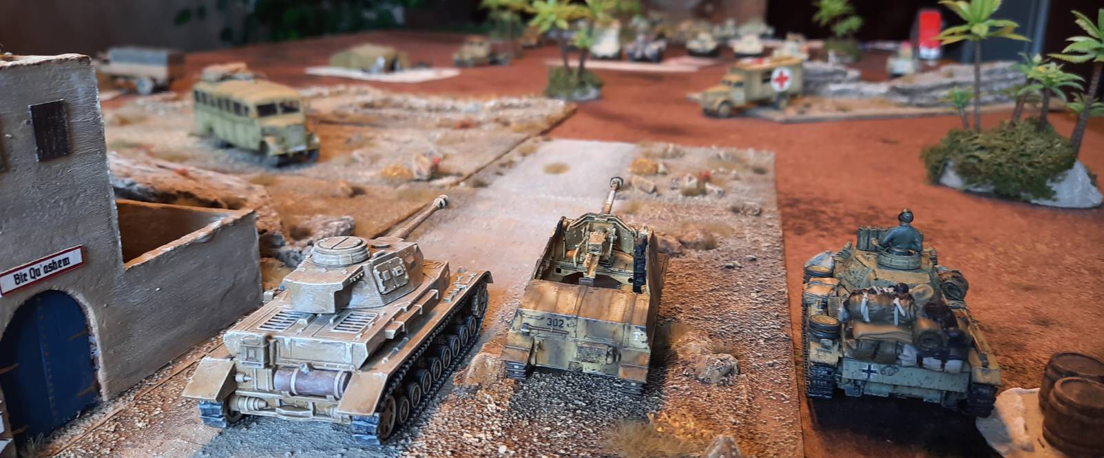 Die erreichten Positionen nach dem ersten Zug aus Sicht des Afrika Korps. Man erkennt die Nebelwand vor den Briten. Diese verhindert den direkten Beschuss der beiden britischen Panzer aus großer Entfernung durch den Panzer IV und den Marder.