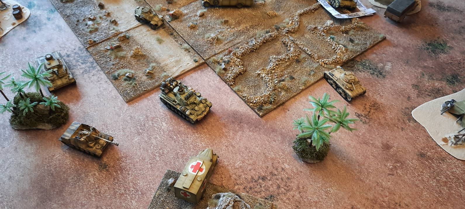Die deutsche DAK-Truppe geht vor dem Zentrum des Spielfelds in Stellung. Man wird abwarten müssen, ob die Briten den Vorstoß wagen. Oder ob die Deutschen das Zentrum mit massiven Panzerkräften stürmen werden. 