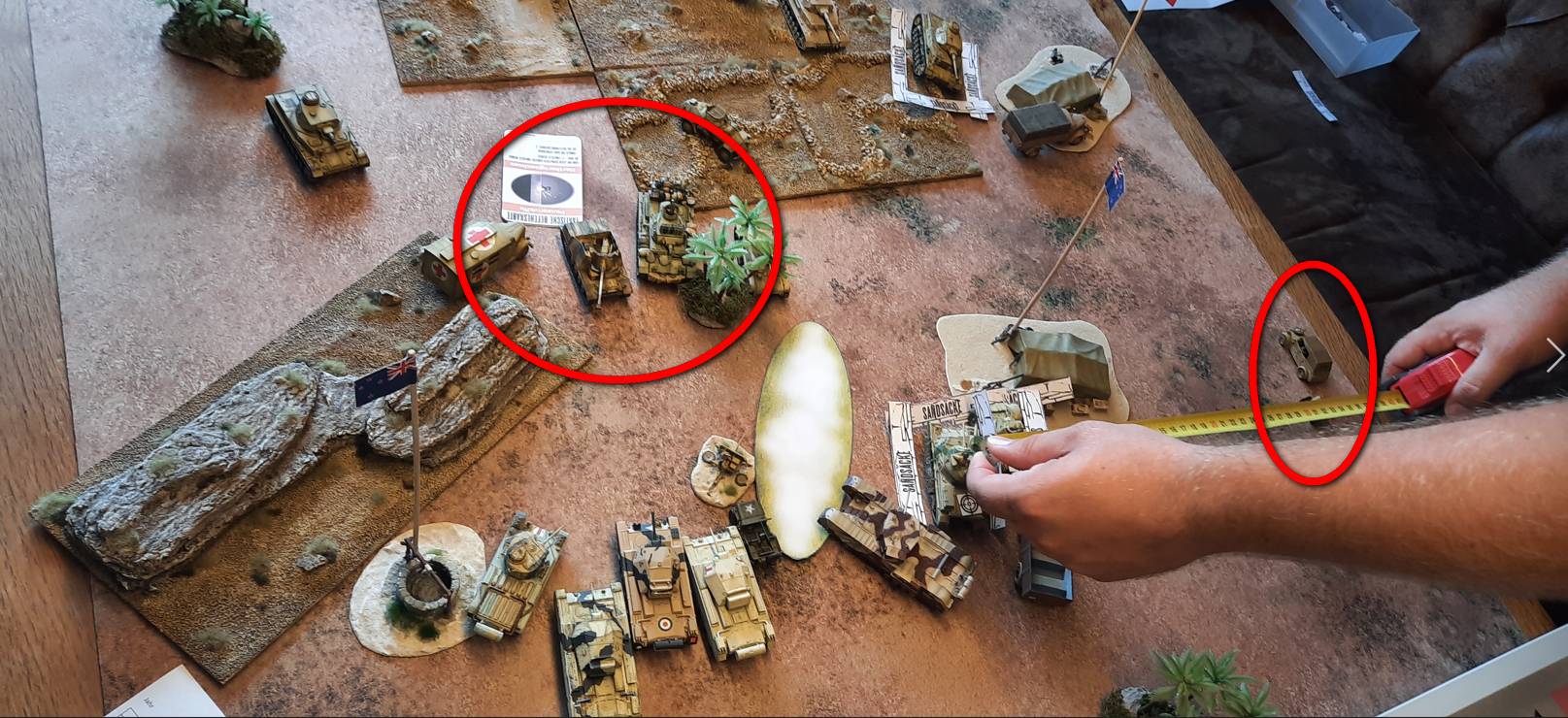 Der deutsche Panzerkeil links greift an. Und rechts geht die deutsche Pak 36 in Stellung und bedroht die Briten in der Flanke.