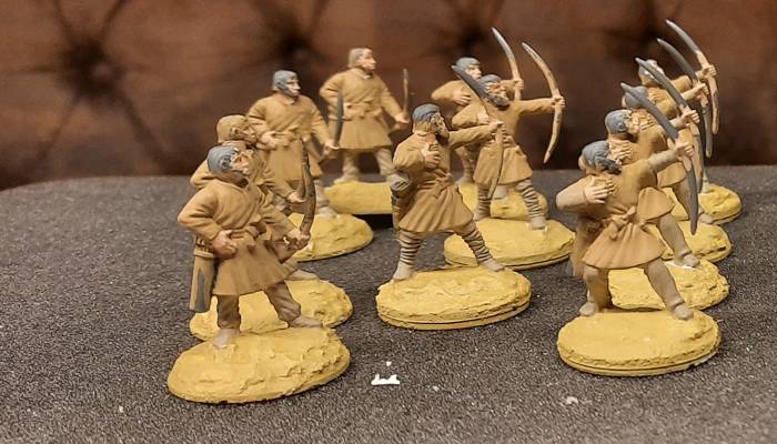 Die Dark Age Archers für das Gelbe Regiment sind im Wesentlichen beriets eingekleidet. Auch die Base wurde grundiert.