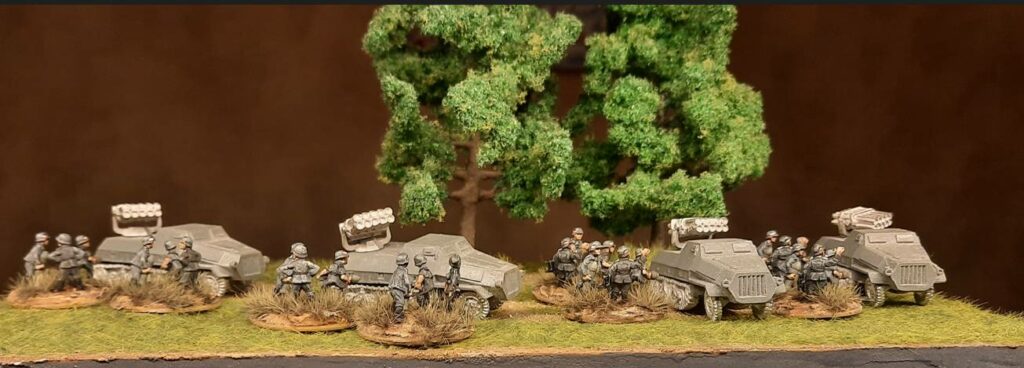 Hier stehen die bereits fertigen Bedienmannschaften bei den vier Flames of War GBX38 WWII German Armoured Rocket Launcher Battery Guns.