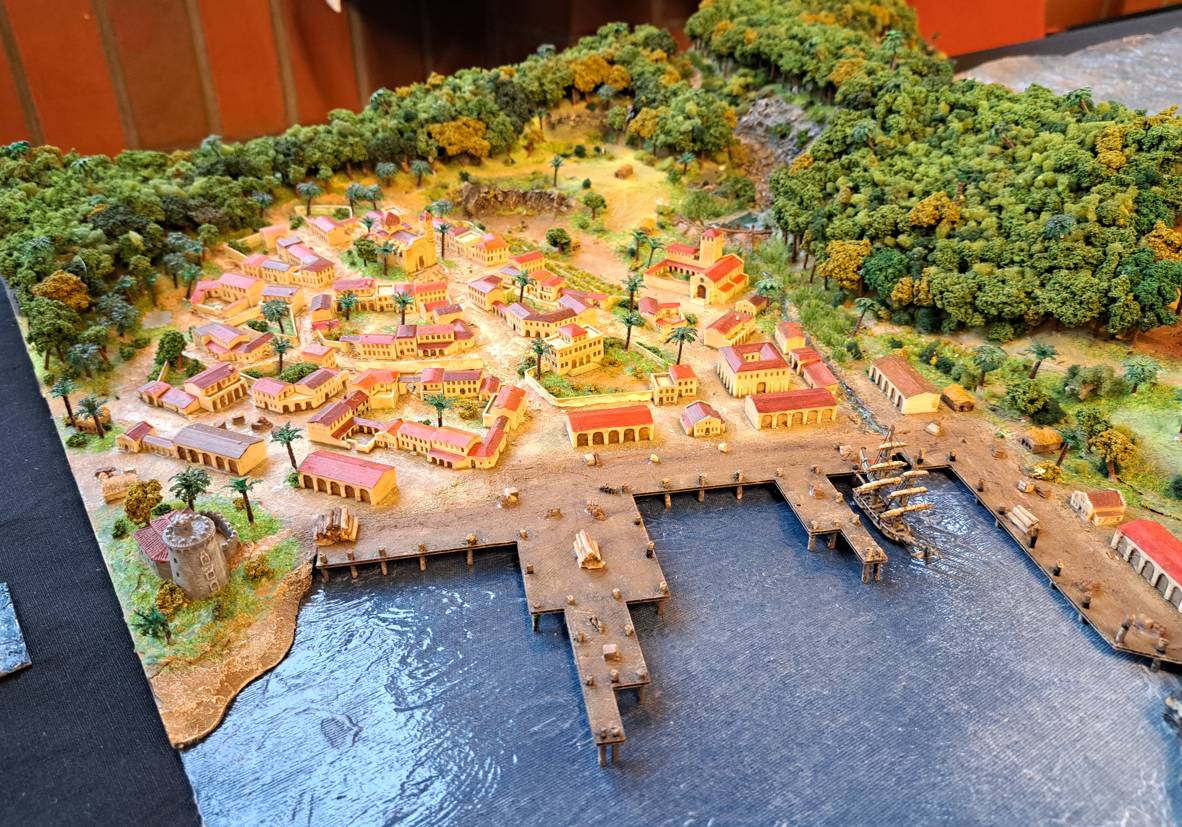 Die Seeschlacht von Grenada, am 6. Juli 1779 der britischen Flotte unter Admiral John Byron gegen die Franzosen. Ein Spieltisch der Tactica 2022 in Hamburg.