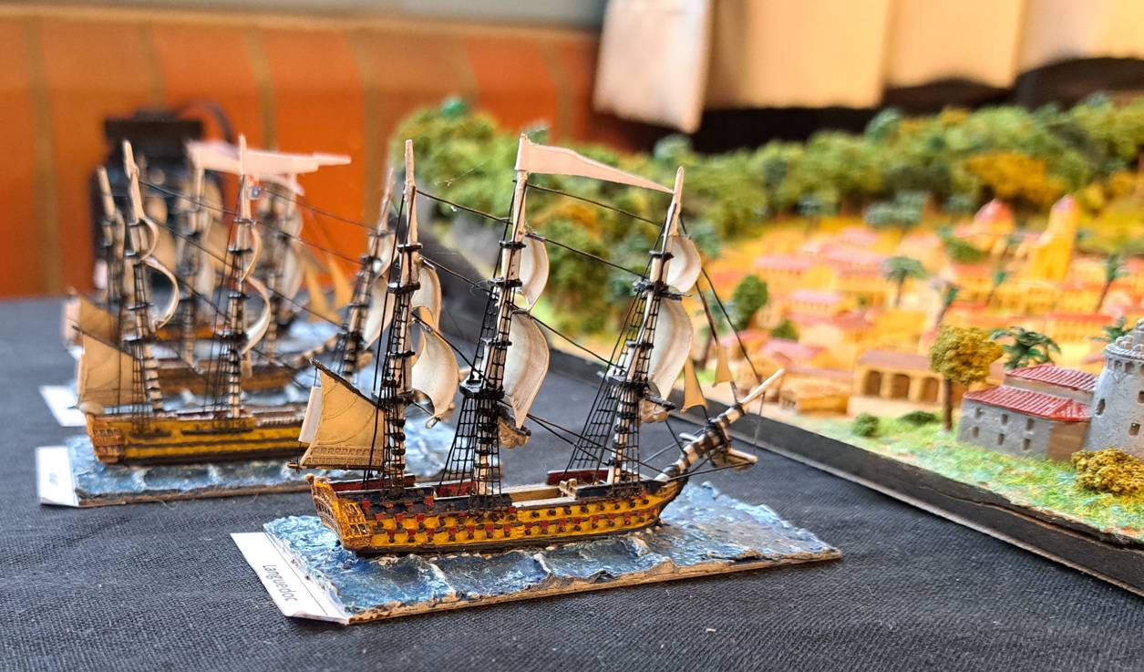 Die Seeschlacht von Grenada, am 6. Juli 1779 der britischen Flotte unter Admiral John Byron gegen die Franzosen. Ein Spieltisch der Tactica 2022 in Hamburg.