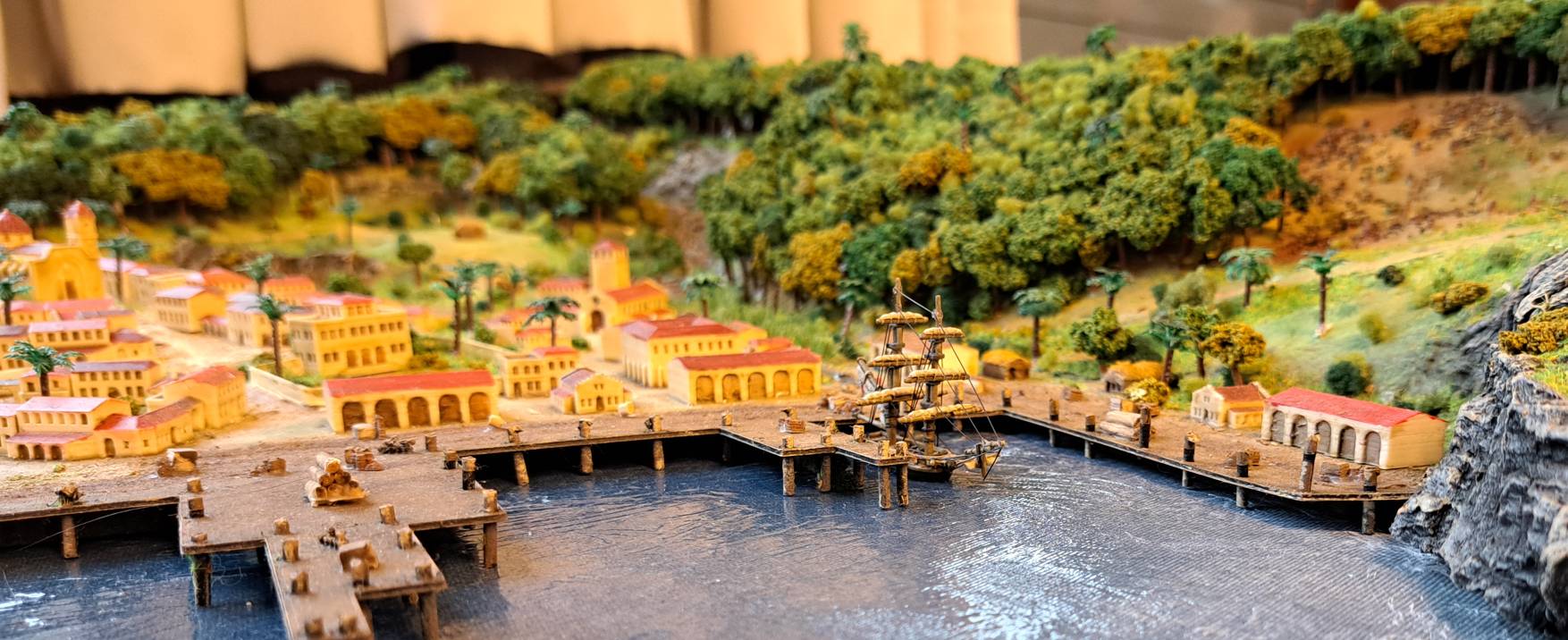 Die Seeschlacht von Grenada, am 6. Juli 1779 der britischen Flotte unter Admiral John Byron gegen die Franzosen. Ein Spieltisch der Tactica 2022 in Hamburg.