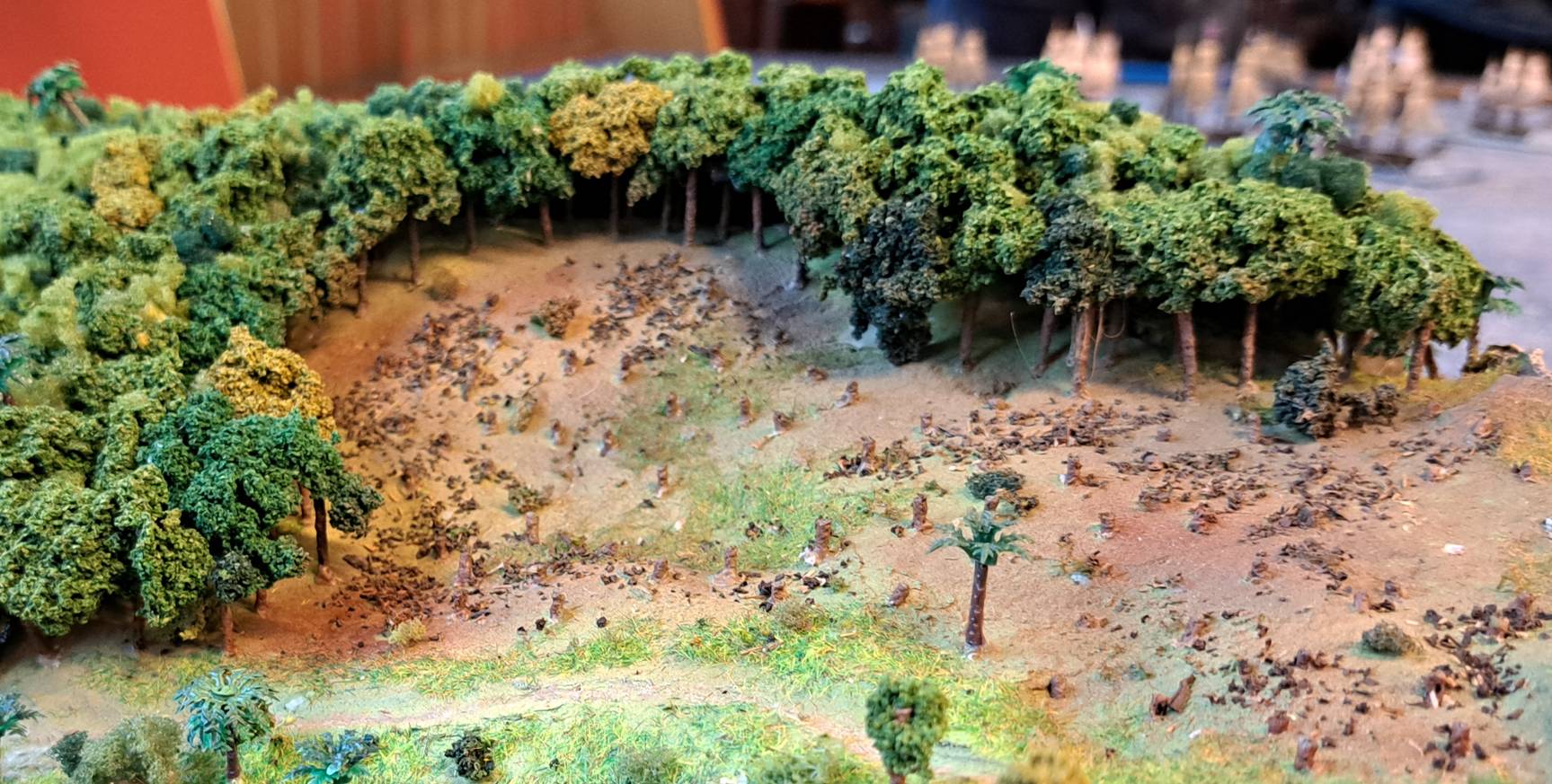Die Seeschlacht von Grenada, am 6. Juli 1779 der britischen Flotte unter Admiral John Byron gegen die Franzosen. Ein Spieltisch der Tactica 2022 in Hamburg.