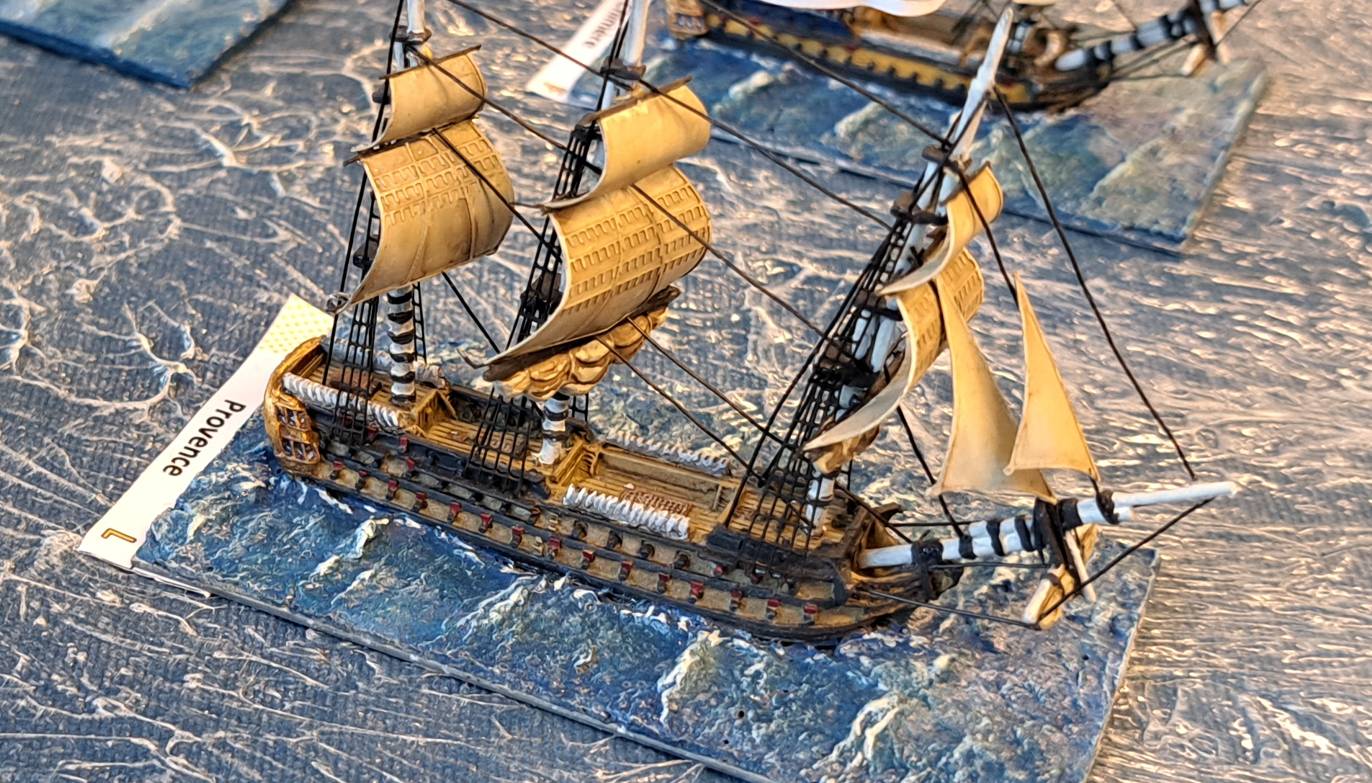 Die Seeschlacht von Grenada, am 6. Juli 1779 der britischen Flotte unter Admiral John Byron gegen die Franzosen. Ein Spieltisch der Tactica 2022 in Hamburg.
