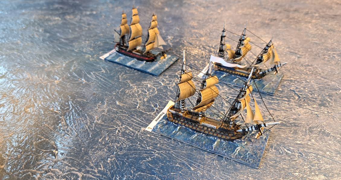 Die Seeschlacht von Grenada, am 6. Juli 1779 der britischen Flotte unter Admiral John Byron gegen die Franzosen. Ein Spieltisch der Tactica 2022 in Hamburg.