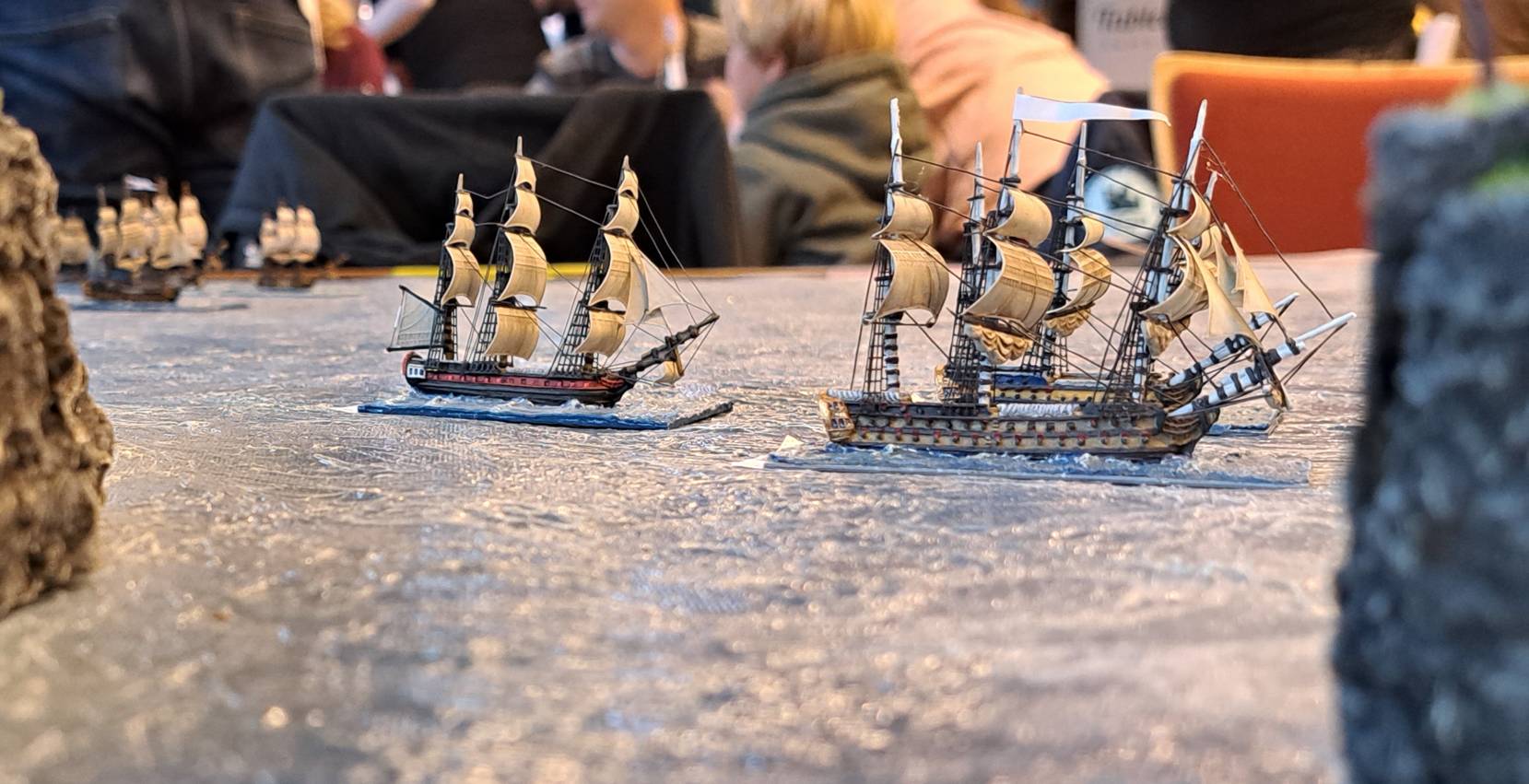 Die Seeschlacht von Grenada, am 6. Juli 1779 der britischen Flotte unter Admiral John Byron gegen die Franzosen. Ein Spieltisch der Tactica 2022 in Hamburg.