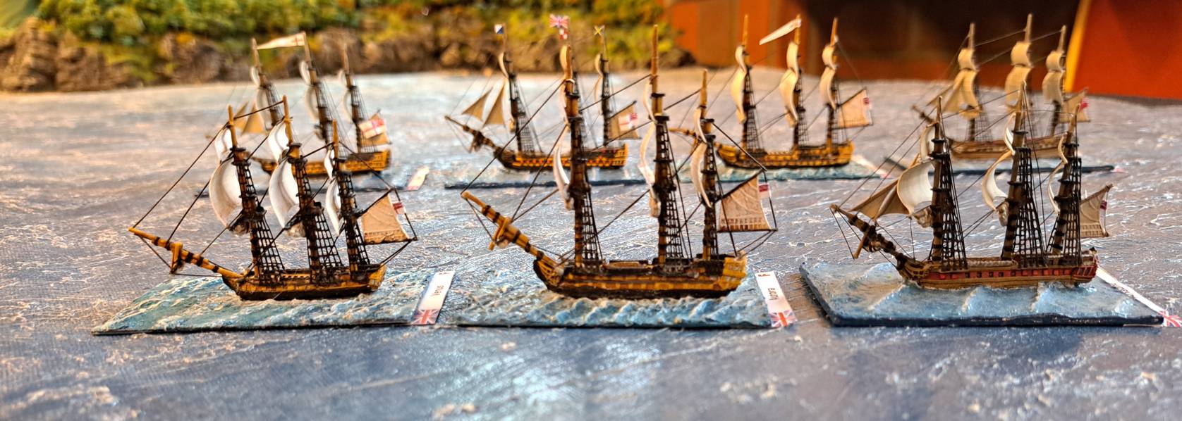 Die Seeschlacht von Grenada, am 6. Juli 1779 der britischen Flotte unter Admiral John Byron gegen die Franzosen. Ein Spieltisch der Tactica 2022 in Hamburg.