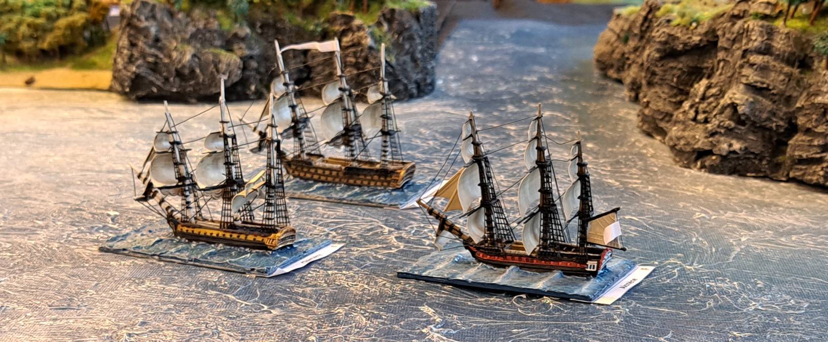 Die Seeschlacht von Grenada, am 6. Juli 1779 der britischen Flotte unter Admiral John Byron gegen die Franzosen. Ein Spieltisch der Tactica 2022 in Hamburg.