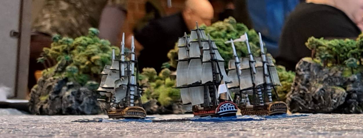 Die Seeschlacht von Grenada, am 6. Juli 1779 der britischen Flotte unter Admiral John Byron gegen die Franzosen. Ein Spieltisch der Tactica 2022 in Hamburg.