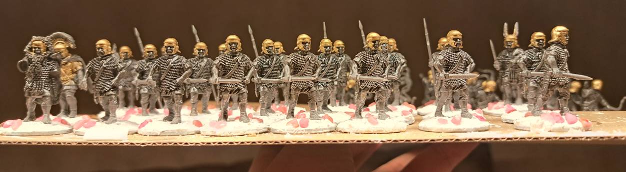 Die Auxilier der Packung "Victrix VXA028 Early Imperial Roman Auxiliary Infantry" nach dem Verteilen der Helme...