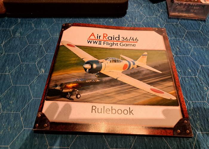 Das Regelbuch des Spiels "Air Raid 36 / 46" von Babek und Denis