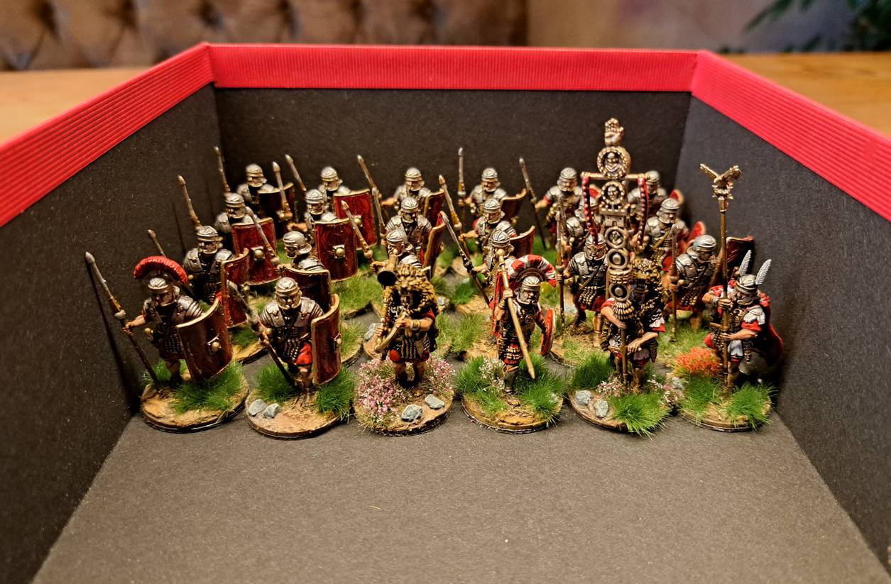Meine Victrix Early Imperial Roman Infantry Advancing in der neuen Unterkunft. Die passen von der Höhe her perfekt rein. Und die Kaserne ist erst zu 50% belegt...