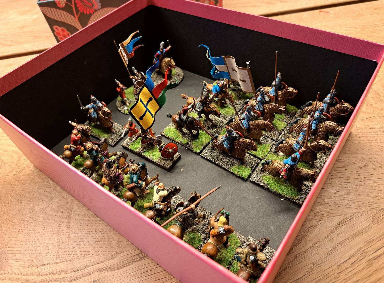 Auch die Reiterei der SAGA-Byzantiner kommt in eine Kaserne mit höheren Wänden. Es ist keine Schuber-Kaserne, sondern eine Box, die ich separat erstand. Hier zahlt sich wieder die größere Höhe der Schuber aus.