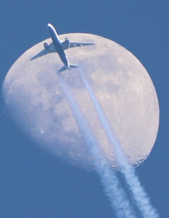 Mooncrossing: hier zieht eine zweistrahlige Passagiermaschine auf ihrer Flugbahn am Mond vorbei. #mooncrossing #planespotting (Foto: Josef)